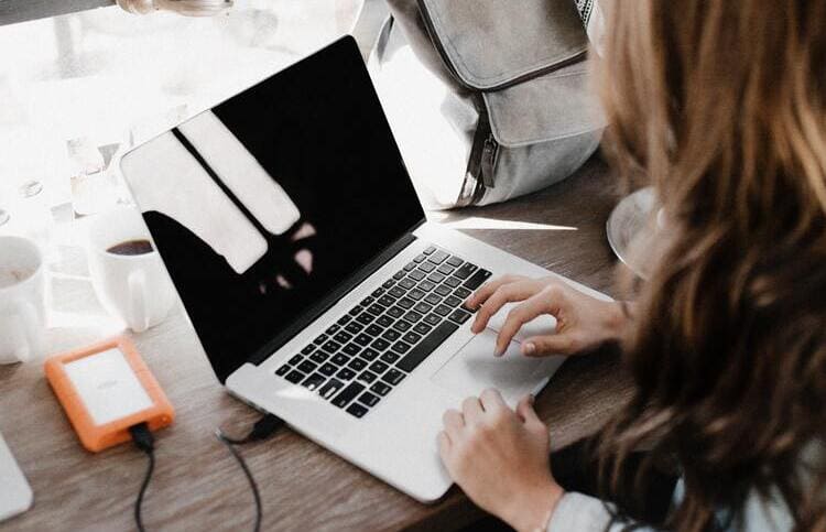 Straipsnyje rasite 20 patikrintų ir veikiančių idėjų, kaip gauti pinigų internetu ir paversti savo hobį nemažas papildomas pajamas generuojančia veikla.