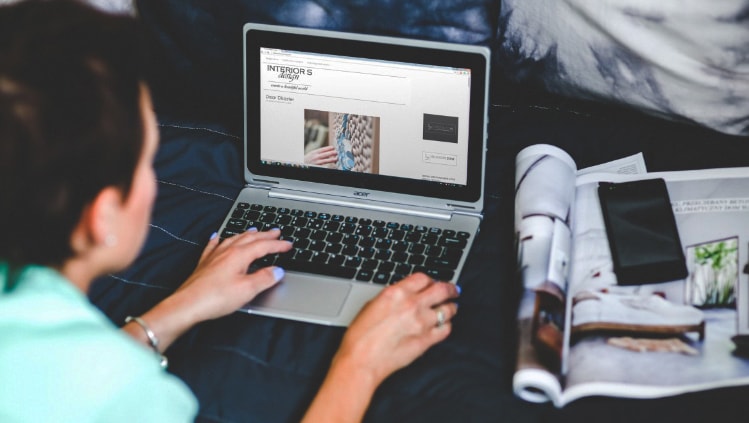 Papildomi pinigai internetu gali būti uždirbami pačiais įvairiausiai būdais - nuo savo tinklaraščio rašymo iki SEO ar interjero dizaino konsultacijų teikimo.