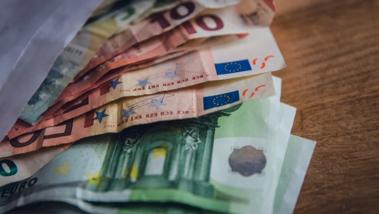 Išanalizavus, kokios paskolos skelbiu.lt svetainėje yra skelbiamos, galima teigti, jog pagrinde čia siūloma skolintis iš privačių asmenų su turto įkeitimu arba pasirašant vekselį.