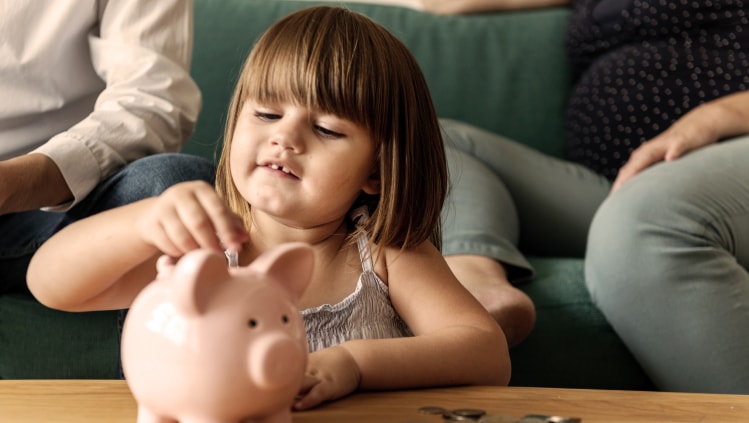 Auginant vaikus, labai svarbu kuo anksčiau pradėti formuoti jų finansinius įgūdžius ir mokinti taupyti.