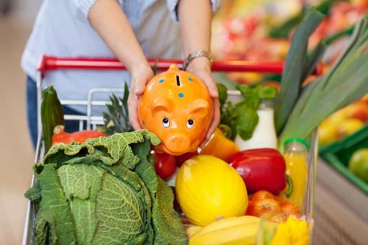 Sutaupyti pinigų maisto išlaidoms yra lengviau nei manote! Šiame straipsnyje pasidalinsime praktiškais ir laiko patikrintais patarimais, kaip apsipirkti ir gaminti maistą, neišleidžiant visų savo santaupų.