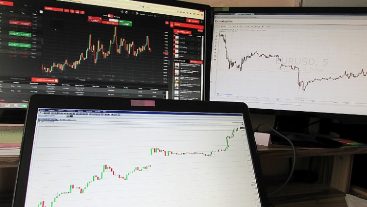 „Forex“ prekybos metu perkamos ir parduodamos įvairių šalių valiutos, tikintis uždirbti iš jų kainų pokyčio.