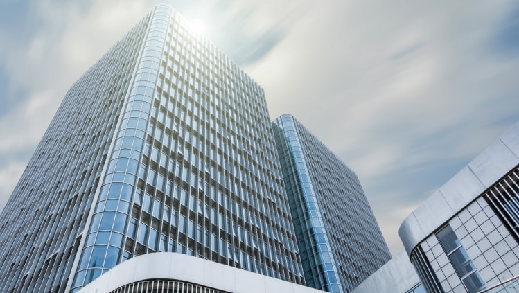 Investuoti į nekilnojamą turtą galima tiesiogiai arba netiesiogiai. Tiesioginės investicijos į NT: NT nuoma, NT perpardavimas, NT projektų vystymas. Netiesioginės investicijos į NT: NT fondai, NT bendrovių akcijos, sutelktinis NT projektų finansavimas.