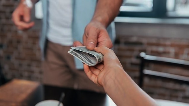 Pinigų skolinimas draugui ne visada yra pats geriausias finansinis sprendimas. Šiais laikais yra daug geresnių būdų naudingai panaudoti turimas santaupas.