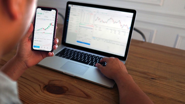 Investicijos tai piniginės lėšos ar kitoks turtas, kuris buvo išleistas, siekiant išsaugoti arba padidinti jo vertę ateityje. 