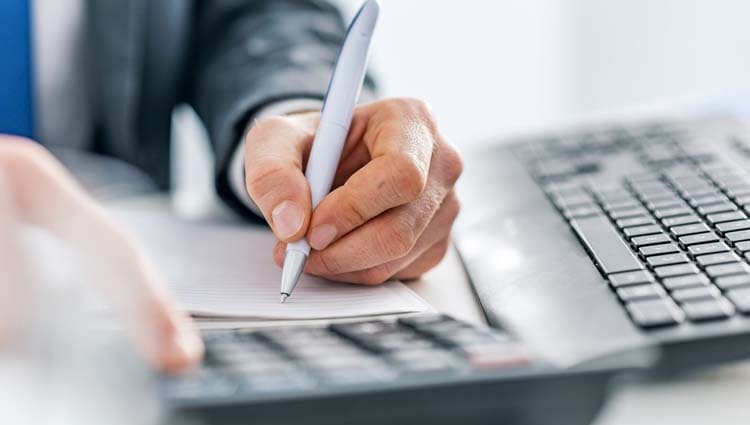 Ilgalaikis turtas – tai ištekliai, kuriais numatoma veikloje naudotis ir uždirbti pajamas ilgiau nei vienerius finansinius metus. Toks turtas paprastai sudaro didžiąją įmonės viso turto dalį ir turi svarbią įtaką organizuojant ir plėtojant veiklą. Praktikoje ilgalaikis turtas dažniausiai yra skirstomas į materialųjį, nematerialųjį ir finansinį turtą.